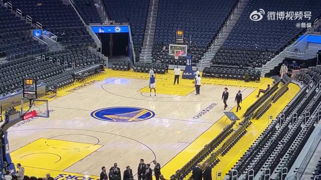 今天沒有得到出場機會！庫明加賽后還留在場地練習(xí)投籃