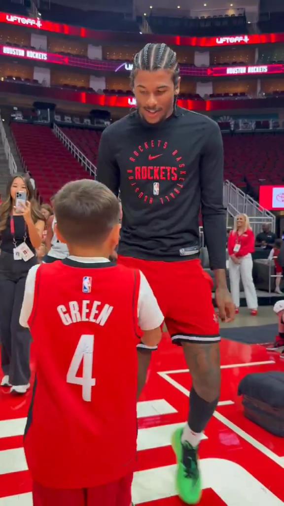 暖心偶像！小球迷賽前得到杰倫格林親簽球鞋球衣