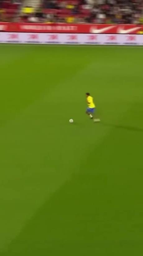 45歲還開掛！小羅再現牛尾巴過人，微笑單挑門將輕松打進